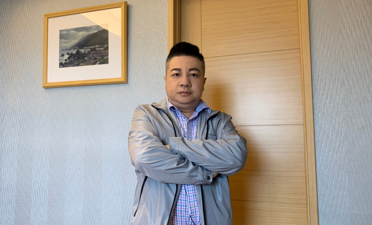 後悔也沒用！董至成離婚後「盡力當好爸爸」彌補16歲兒　一年學費60萬「笑喊得賣腎」沒日夜拍戲