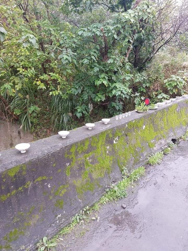 這是什麼意思？騎山路驚見「一排整齊飯碗」超詭異　網友勸快逃「內行人出面解答了」