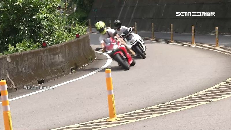 這是什麼意思？騎山路驚見「一排整齊飯碗」超詭異　網友勸快逃「內行人出面解答了」