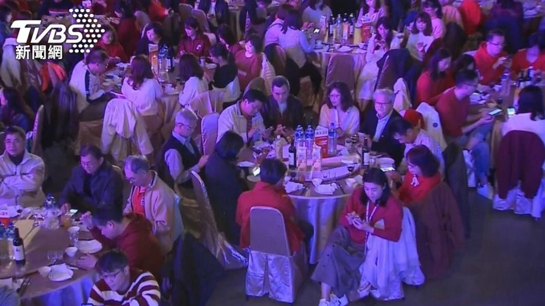尾牙中頭獎！她被逼「請全公司喝飲料」不忍了　氣喊才1萬元「就要當小氣鬼」網讚翻