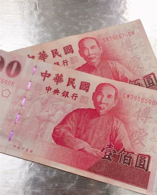 外送員收百元鈔「發現國父怪怪的」覺得不太妙　仔細一看「露出超亮白牙齒」網笑翻：代言黑人牙膏嗎