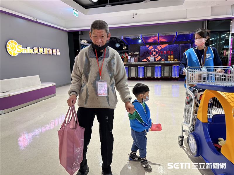見證人間溫情！71歲智能不足爺爺「過年沒錢買新鞋」表情無助　藥廠員工一聽「二話不說出手」結局感動全網
