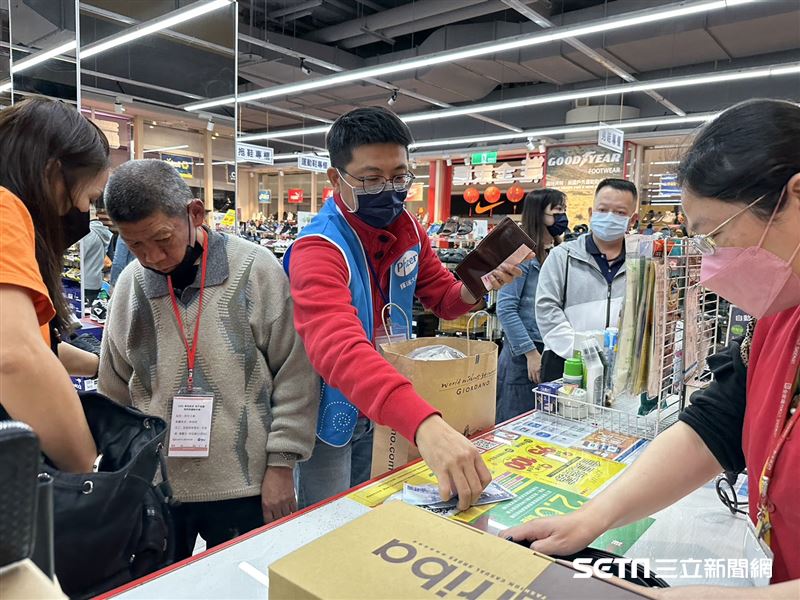 見證人間溫情！71歲智能不足爺爺「過年沒錢買新鞋」表情無助　藥廠員工一聽「二話不說出手」結局感動全網