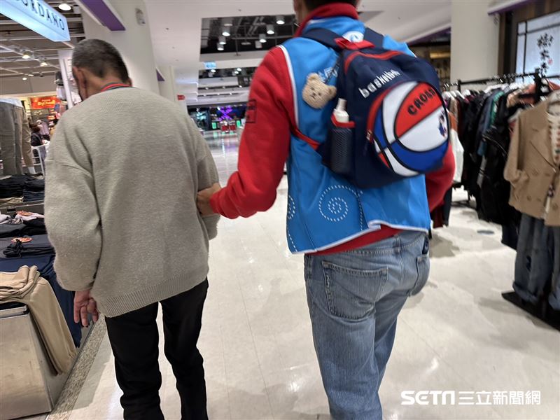 見證人間溫情！71歲智能不足爺爺「過年沒錢買新鞋」表情無助　藥廠員工一聽「二話不說出手」結局感動全網