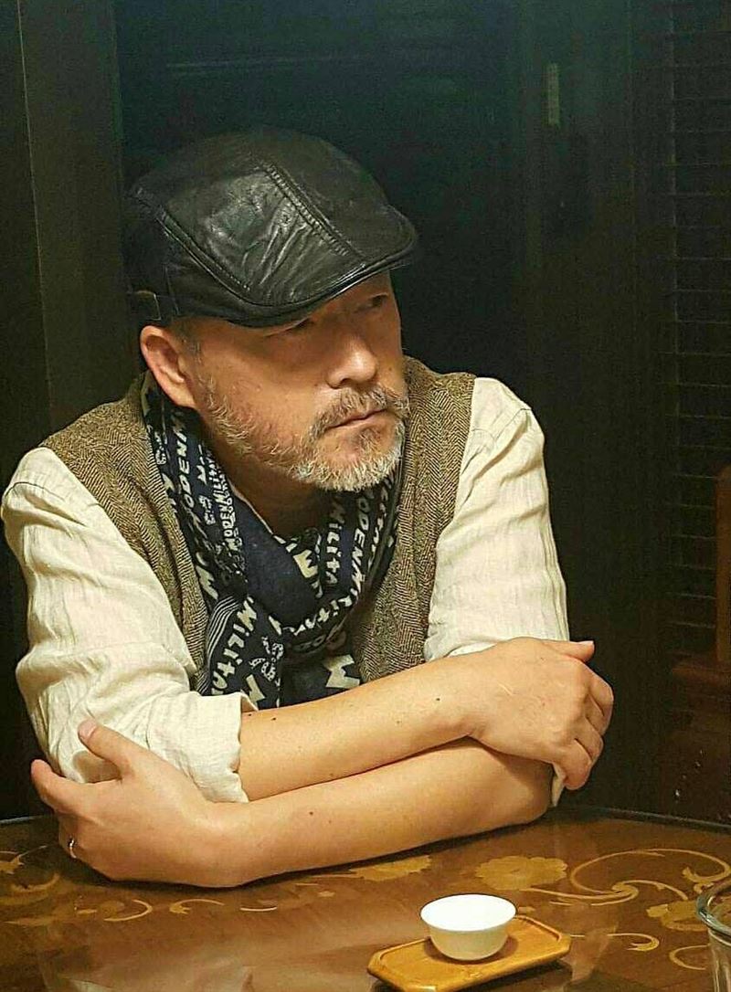 又是浴室重摔！67歲資深男星「撞擊陷昏迷」急送醫　小7歲妻淚訴病況「很害怕失去他」