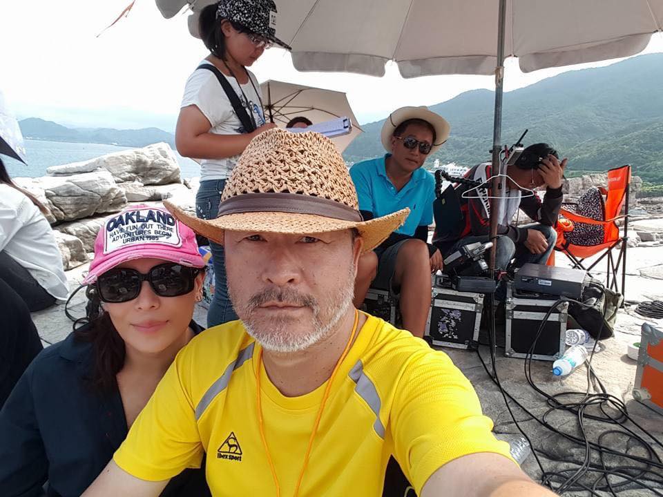 又是浴室重摔！67歲資深男星「撞擊陷昏迷」急送醫　小7歲妻淚訴病況「很害怕失去他」