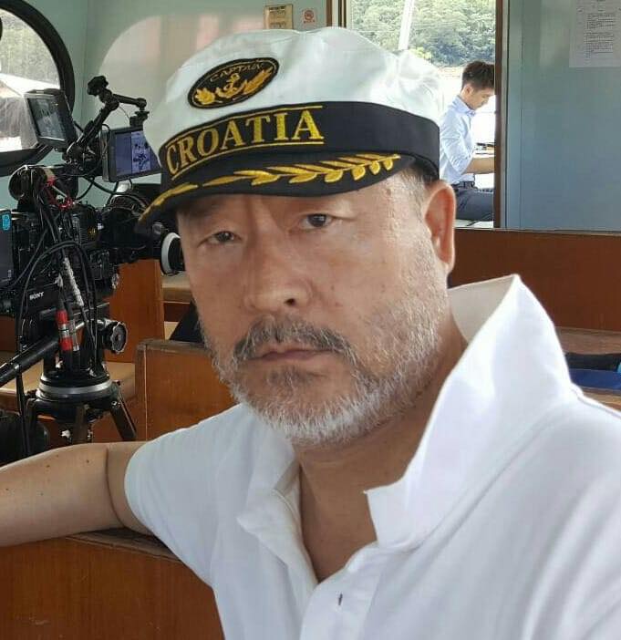 又是浴室重摔！67歲資深男星「撞擊陷昏迷」急送醫　小7歲妻淚訴病況「很害怕失去他」