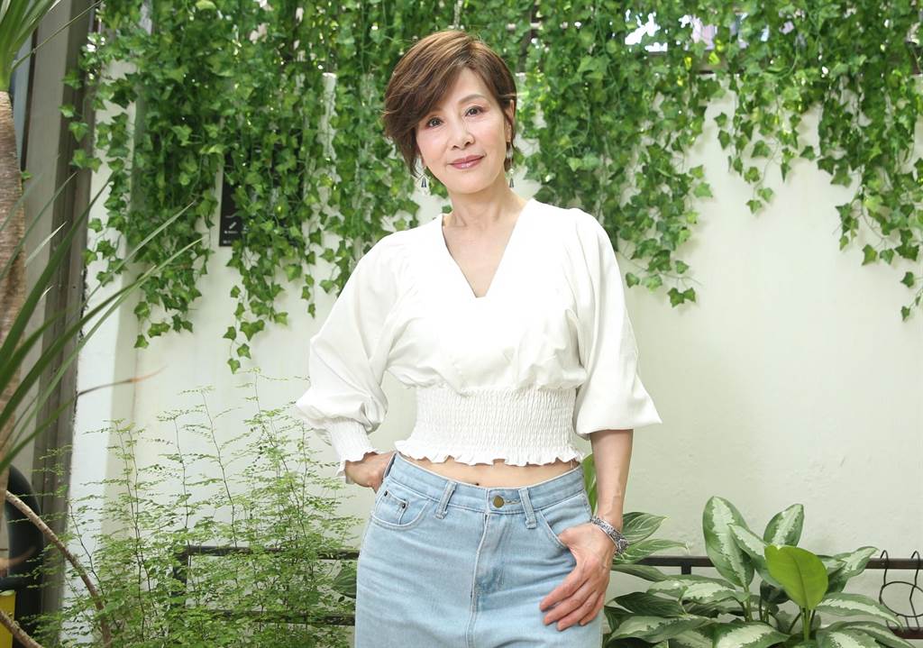 人生邁入下階段！林秀君「抱金孫享天倫」愜意退休，「尪送元寶農地」歸隱田園逍遙生活