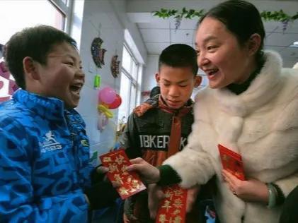 該怎麼給才得體？大姑給兒子2000元壓歲錢「可她家有3個孩子」　一位寶媽「機智應對」被讚高明