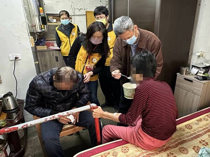 孝子躺椅當床睡！4口擠10坪房「父母皆身障」　繳不出罰款「法院暖舉」感動全台