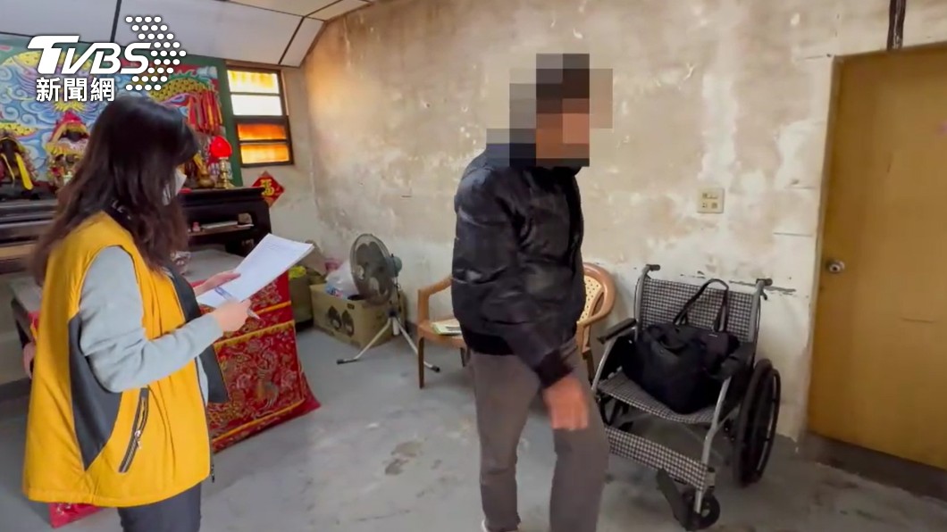 孝子躺椅當床睡！4口擠10坪房「父母皆身障」　繳不出罰款「法院暖舉」感動全台