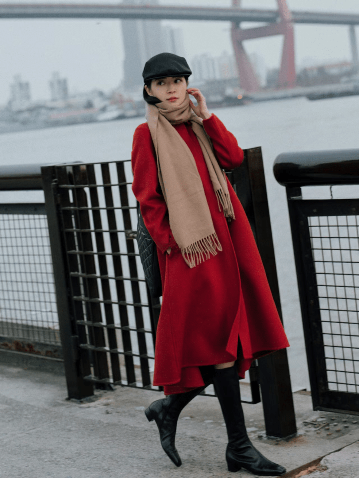 誰說穿大紅色老氣?過年「紅外套+它」洋氣又喜慶　輕鬆擺脫路人感「還招財轉運」