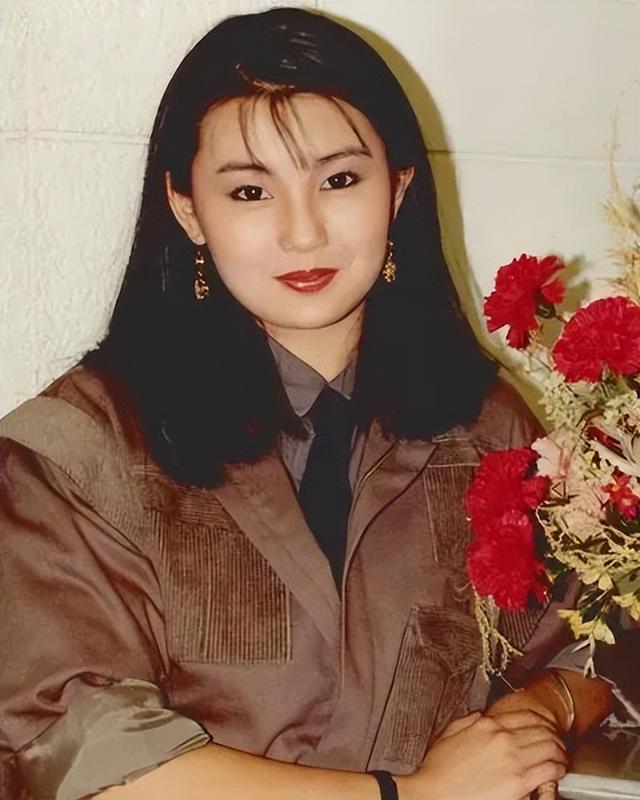 息影19年！資深影后被目擊「逛市場買路邊攤」生活愜意　突開通抖音「素顏自拍」狀態美到不行