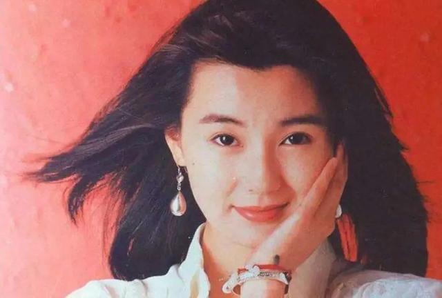息影19年！資深影后被目擊「逛市場買路邊攤」生活愜意　突開通抖音「素顏自拍」狀態美到不行