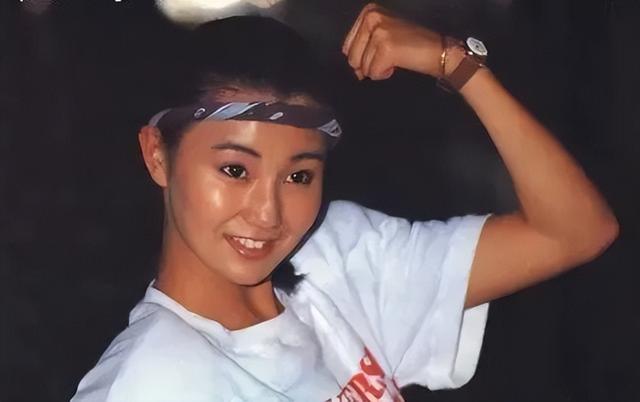 息影19年！資深影后被目擊「逛市場買路邊攤」生活愜意　突開通抖音「素顏自拍」狀態美到不行
