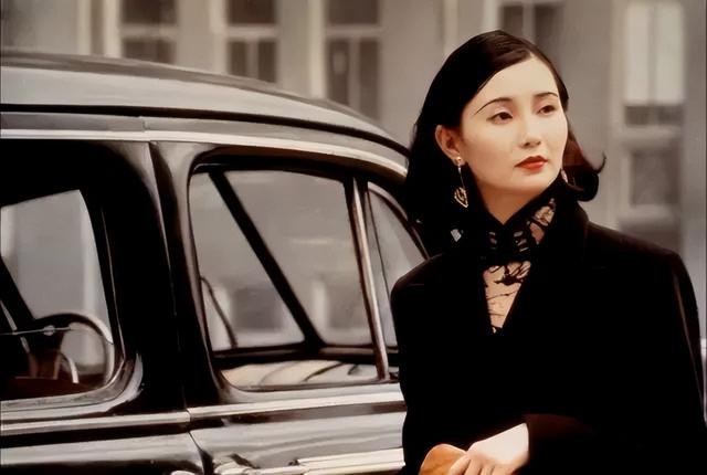息影19年！資深影后被目擊「逛市場買路邊攤」生活愜意　突開通抖音「素顏自拍」狀態美到不行