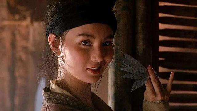 息影19年！資深影后被目擊「逛市場買路邊攤」生活愜意　突開通抖音「素顏自拍」狀態美到不行