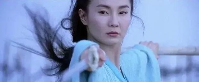 息影19年！資深影后被目擊「逛市場買路邊攤」生活愜意　突開通抖音「素顏自拍」狀態美到不行