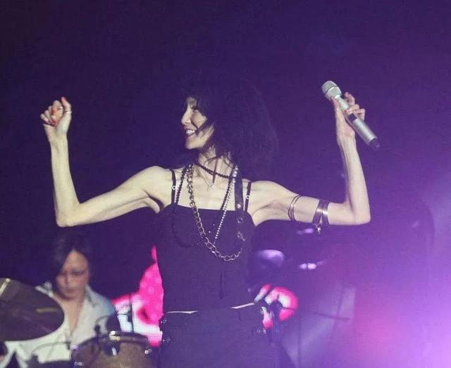 息影19年！資深影后被目擊「逛市場買路邊攤」生活愜意　突開通抖音「素顏自拍」狀態美到不行