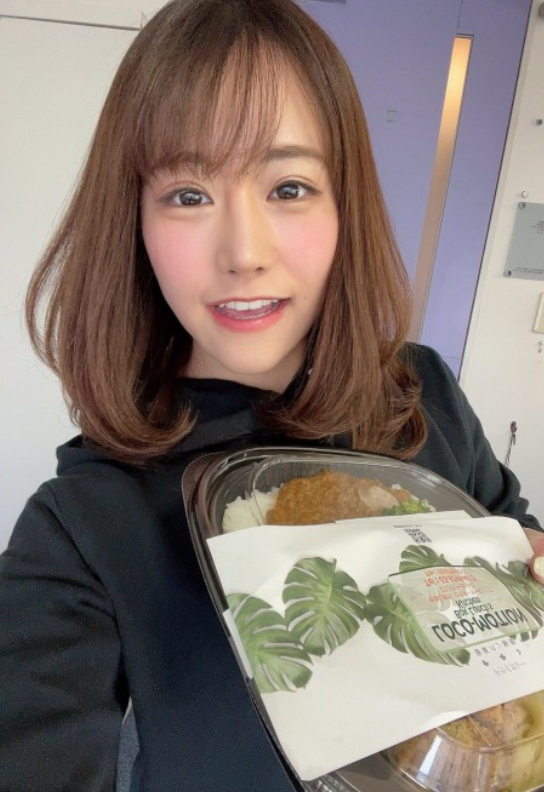 夢想當模特兒！小眼女被笑「沒有照過鏡子」　她決定整形「25歲逆襲為美女CEO」正到撞臉女明星