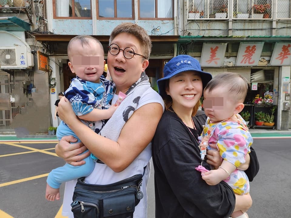 明金成走後1年！雙胞胎兒滿1歲「舉行抓周儀式」曝近況　乾媽黃小柔暖曝「好心人持續幫忙」感激不盡