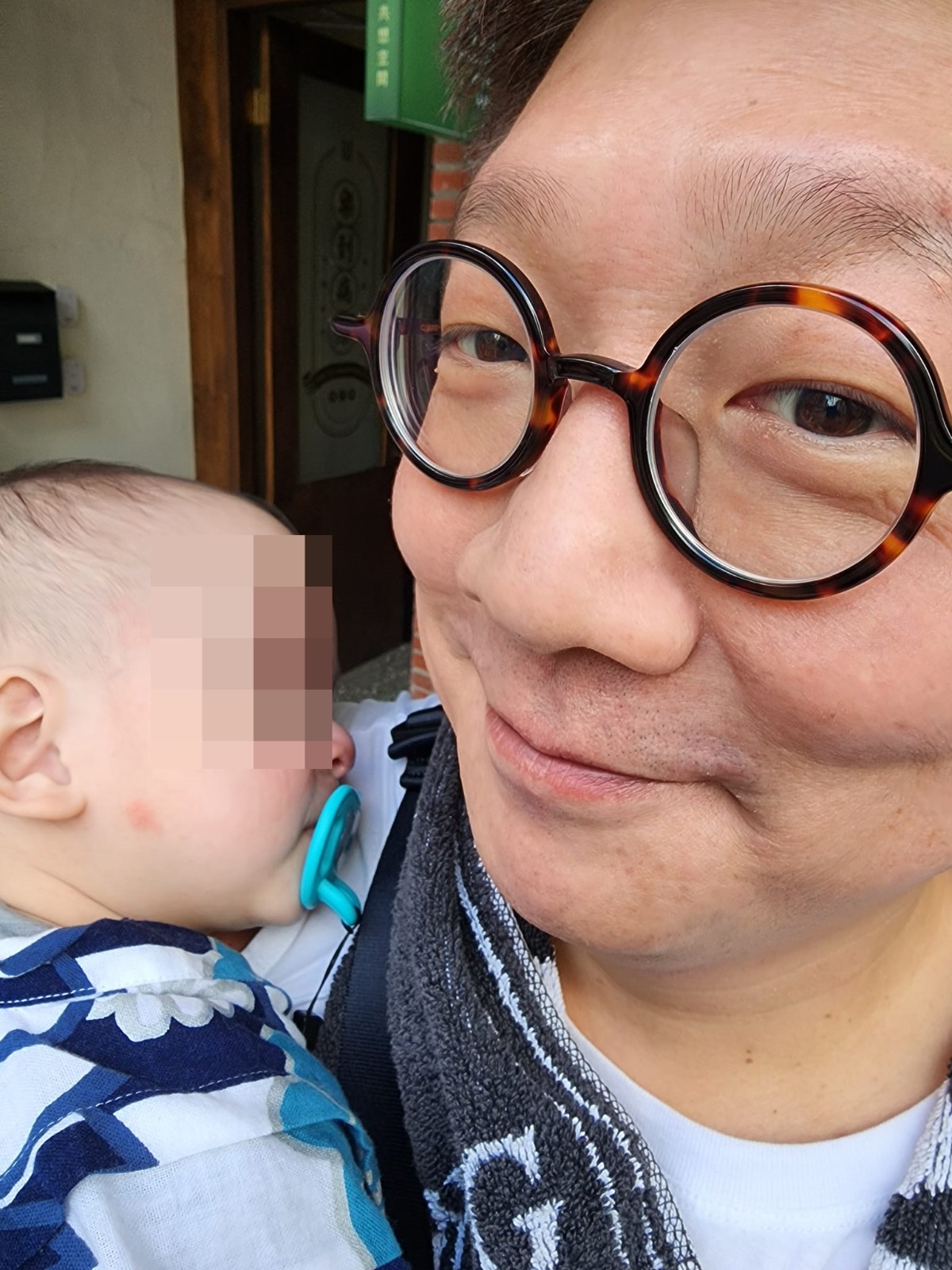 明金成走後1年！雙胞胎兒滿1歲「舉行抓周儀式」曝近況　乾媽黃小柔暖曝「好心人持續幫忙」感激不盡