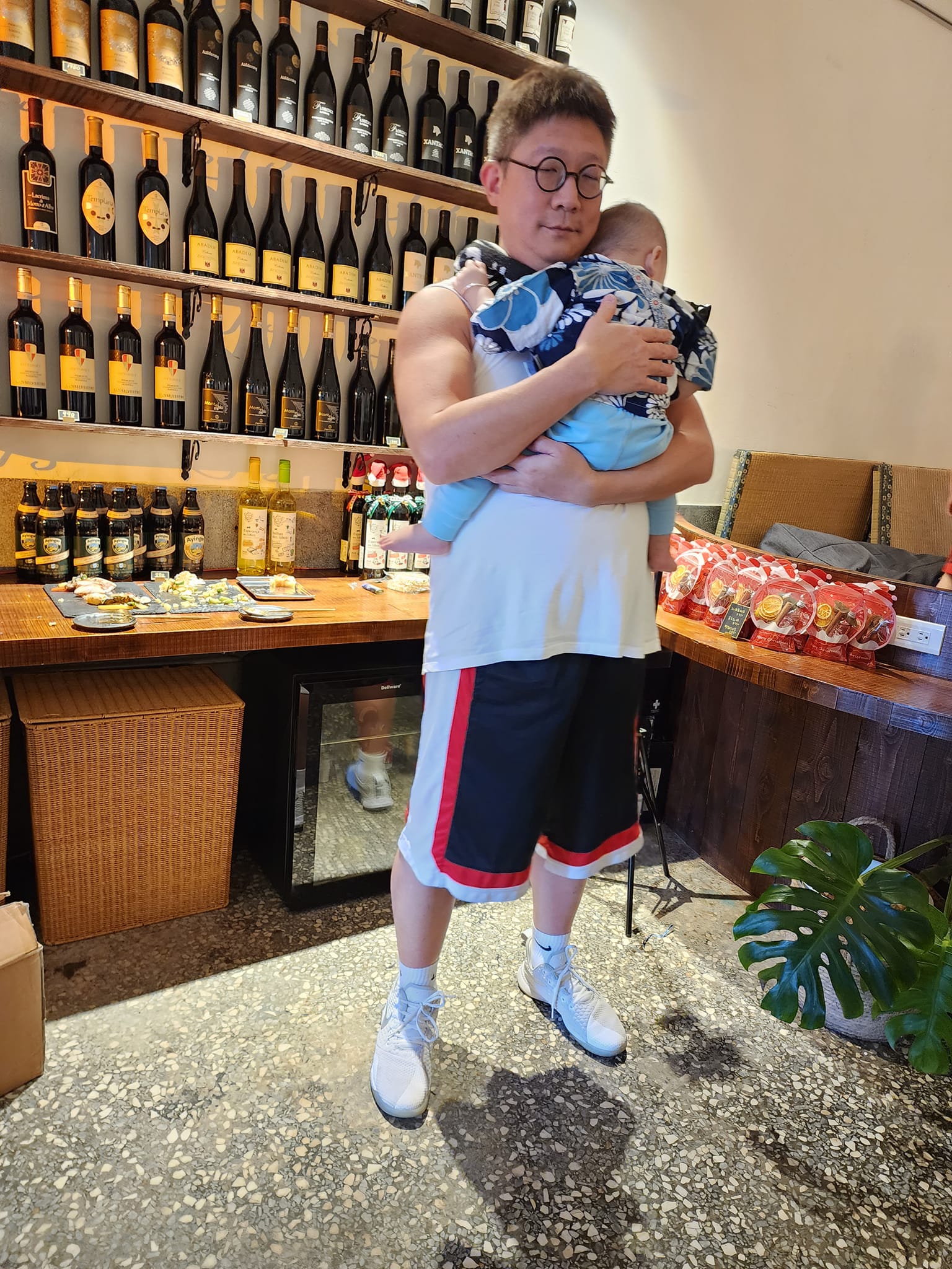 明金成走後1年！雙胞胎兒滿1歲「舉行抓周儀式」曝近況　乾媽黃小柔暖曝「好心人持續幫忙」感激不盡