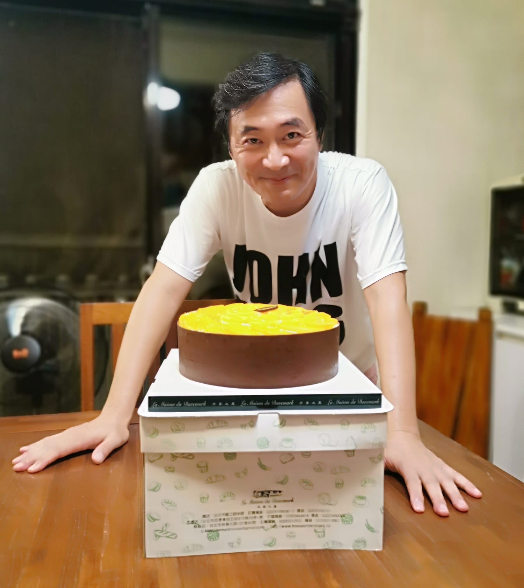 從螢幕到雞舍！金鐘男星湯志偉的雙面人生：拍戲之餘樂當雞農，每日收穫滿滿幸福～