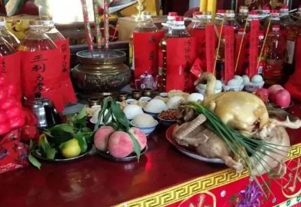 逢年過節都要拜！人妻奉勸別嫁「家有神明廳的男人」　透早起床爬4樓「網酸婆家才奇怪」