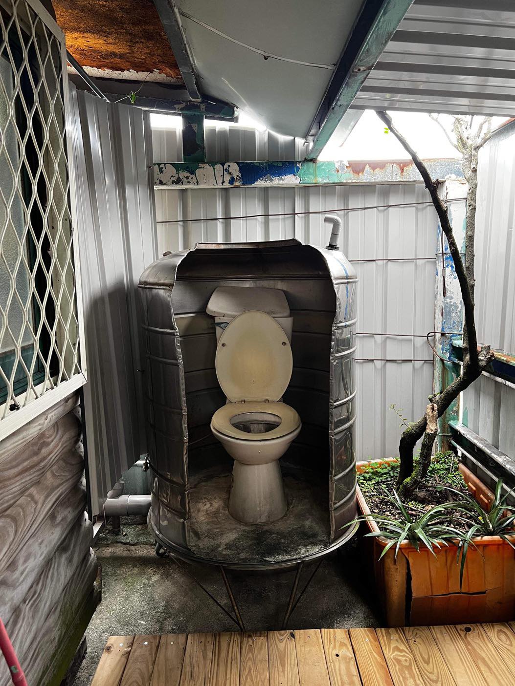 這要怎麼大啦！他租屋「遇超奇葩露天廁所」看傻眼　被鐵塔包覆「網友卻眼尖大讚」：是逃生艙吧