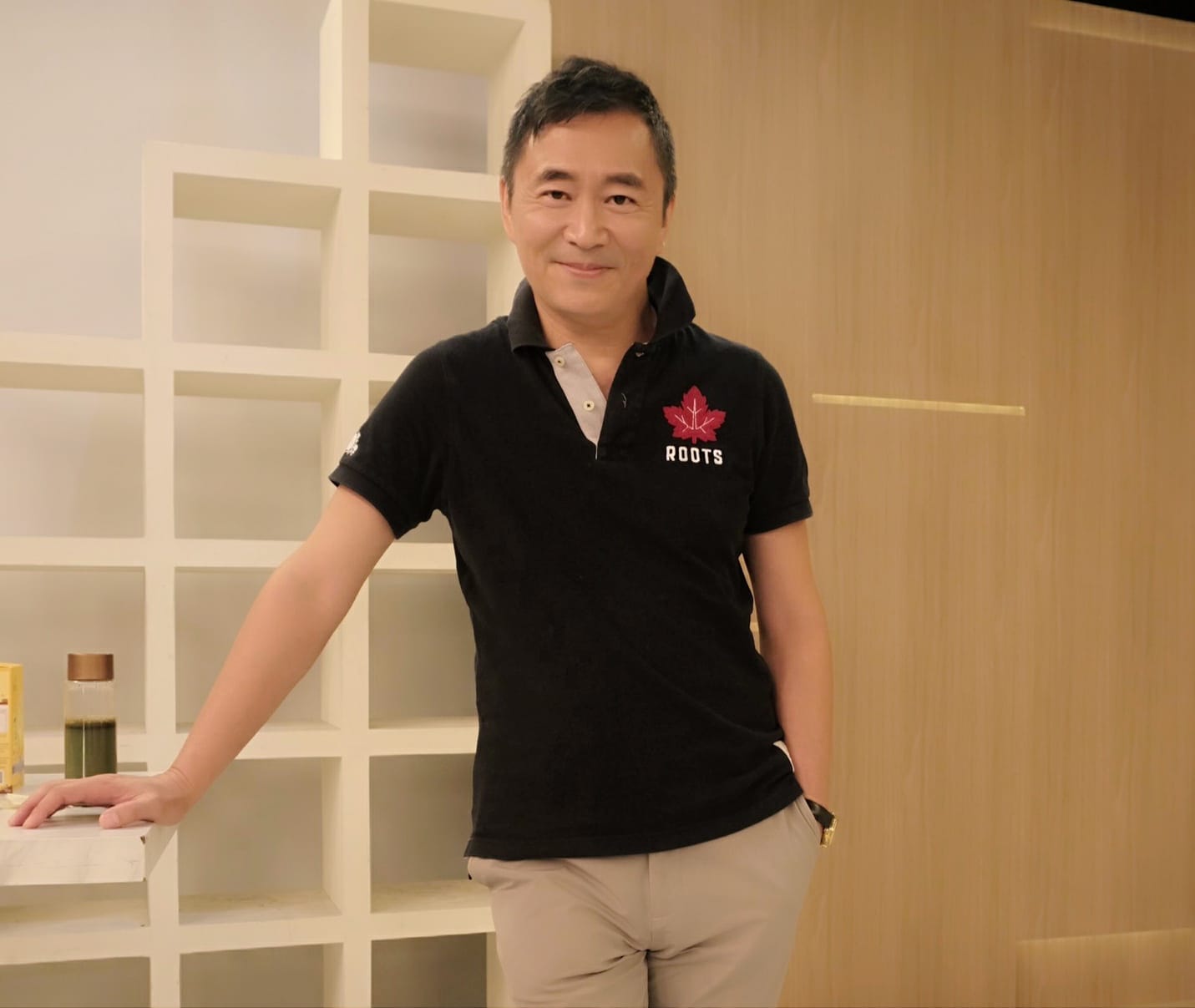 從螢幕到雞舍！金鐘男星湯志偉的雙面人生：拍戲之餘樂當雞農，每日收穫滿滿幸福～