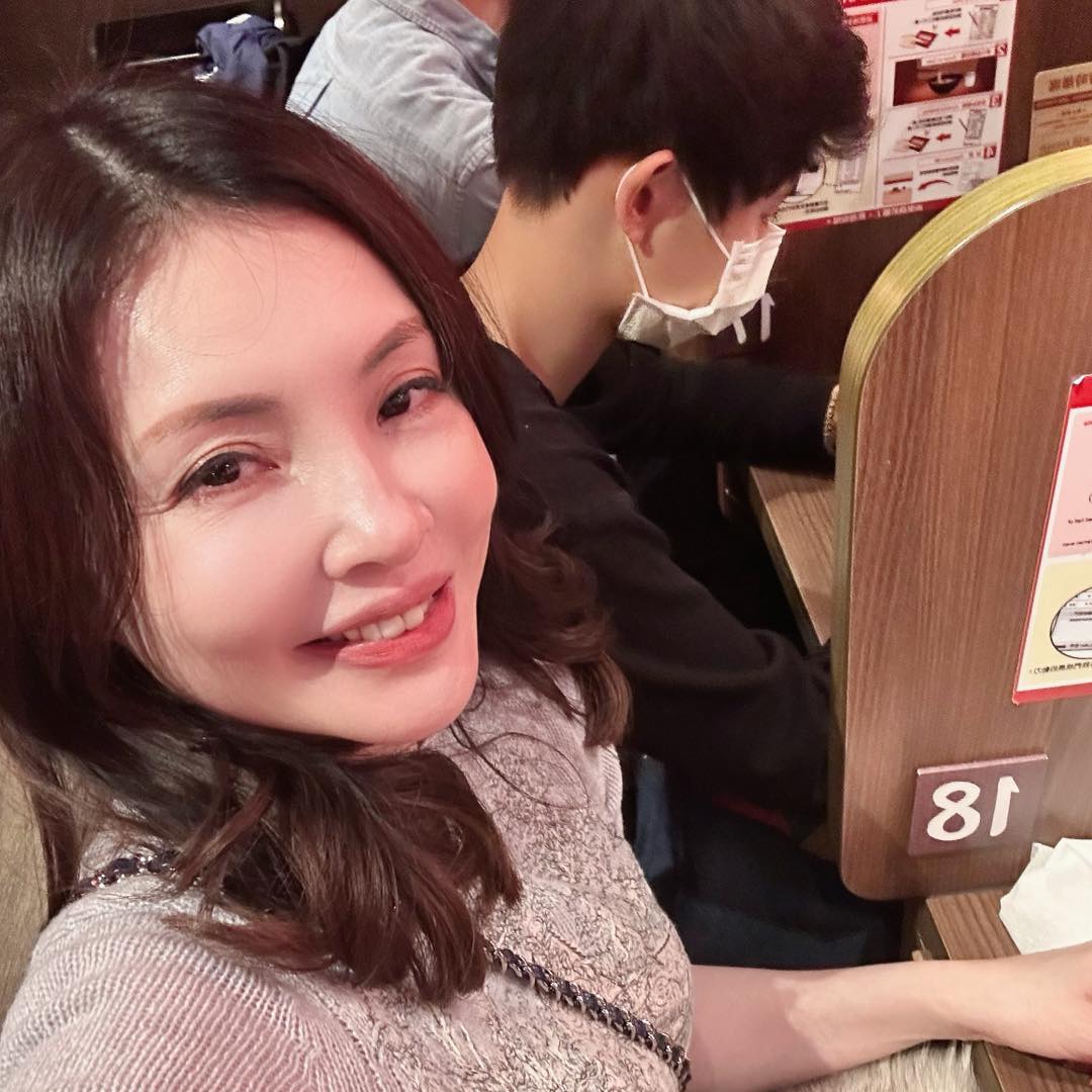 都是我的錯！何如芸大兒子「突抱怨弟弟」她秒道歉　不教孩子「怎麼友愛弟弟」教育觀被讚爆