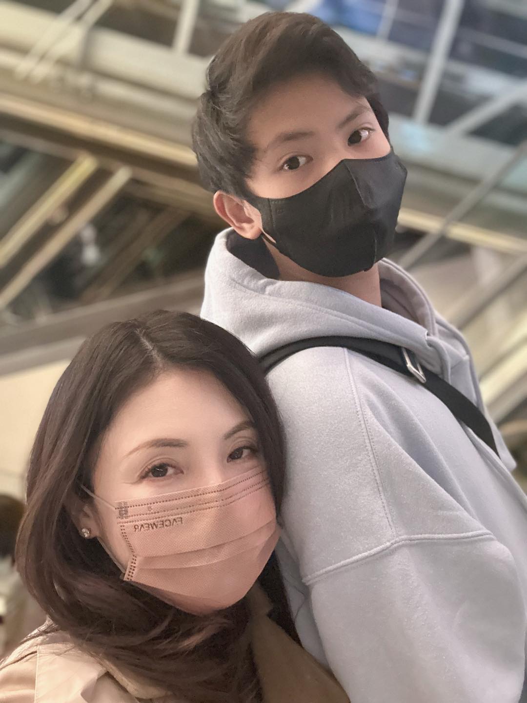 都是我的錯！何如芸大兒子「突抱怨弟弟」她秒道歉　不教孩子「怎麼友愛弟弟」教育觀被讚爆