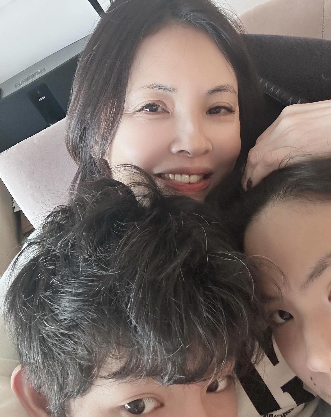 都是我的錯！何如芸大兒子「突抱怨弟弟」她秒道歉　不教孩子「怎麼友愛弟弟」教育觀被讚爆