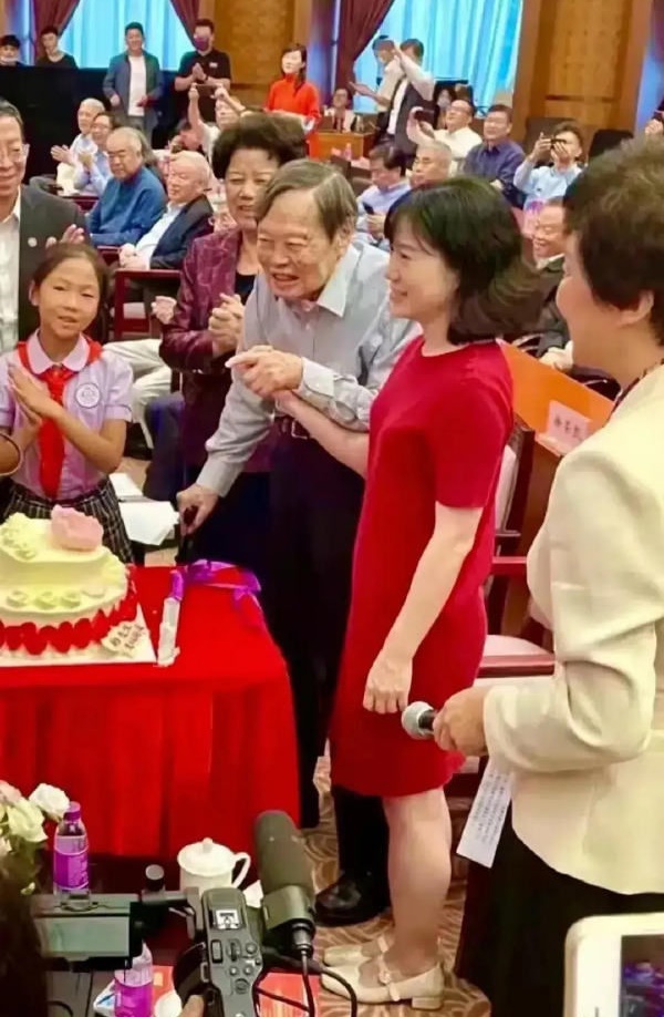 嫁大54歲尪！「她堅持早睡18年」只為丈夫身體　「老公如今快百歲」繼子讚：她是好女孩