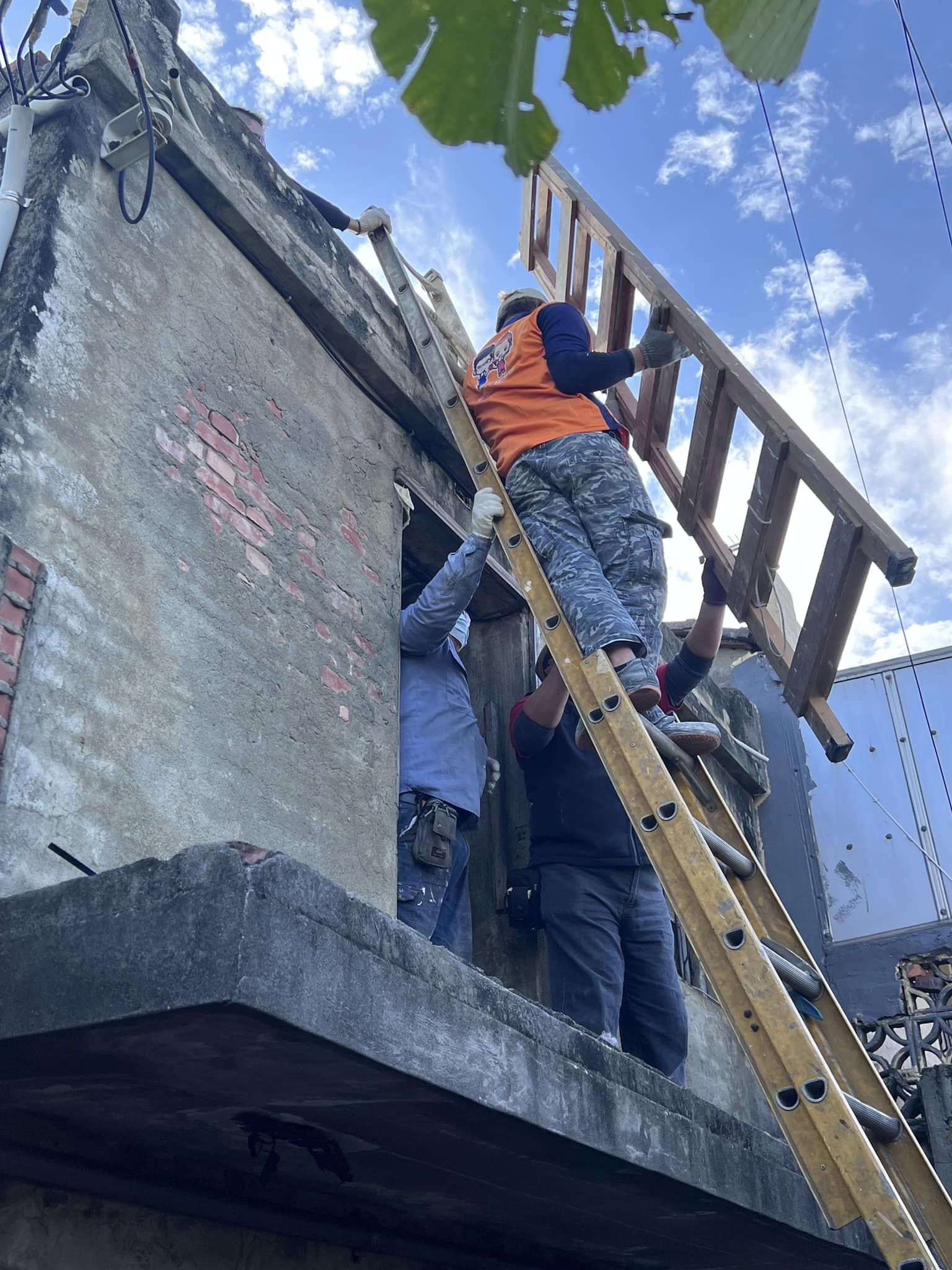 過年有家了！身障父子住破屋「沒門沒窗沒熱水」雨天冷吱吱　善心人士出手「2天動員完工」成果感動全網