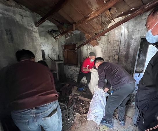 過年有家了！身障父子住破屋「沒門沒窗沒熱水」雨天冷吱吱　善心人士出手「2天動員完工」成果感動全網