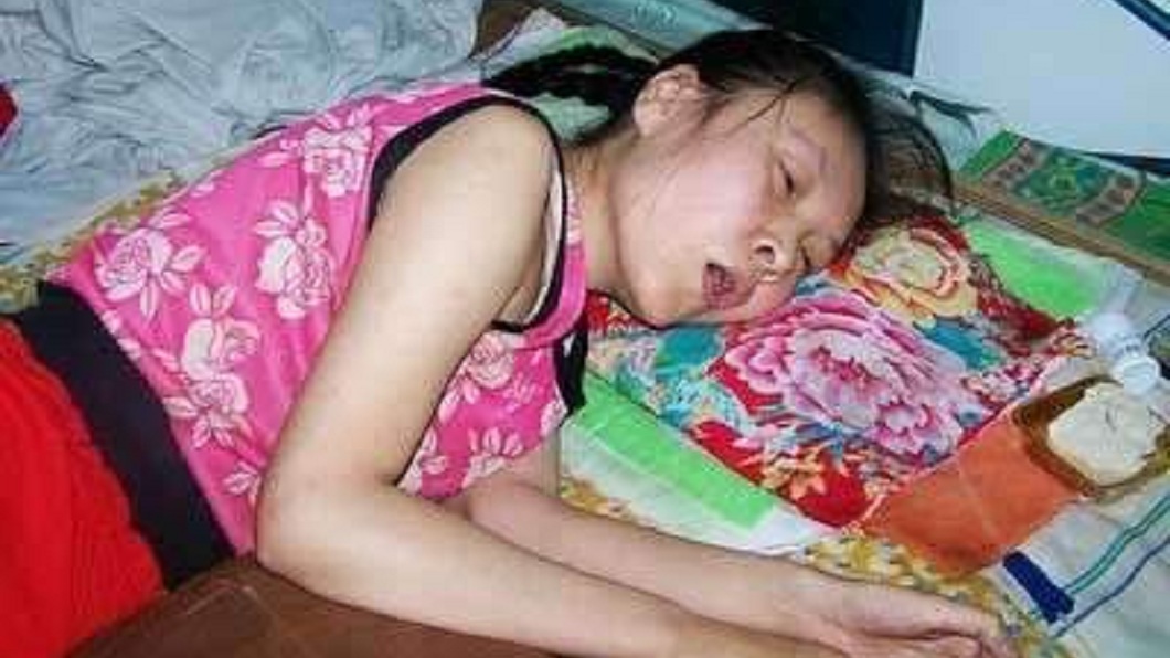 16歲突染怪病！女子「癱瘓臥床20年」全靠家人照顧　直到姐「驚見監視器一幕」崩潰：全是一場騙局
