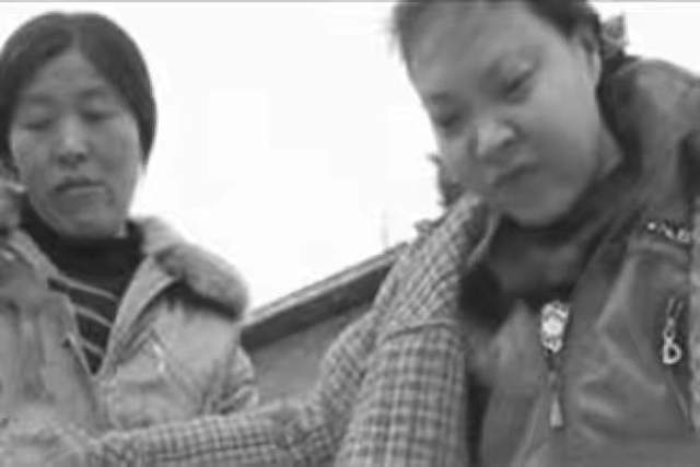 16歲突染怪病！女子「癱瘓臥床20年」全靠家人照顧　直到姐「驚見監視器一幕」崩潰：全是一場騙局