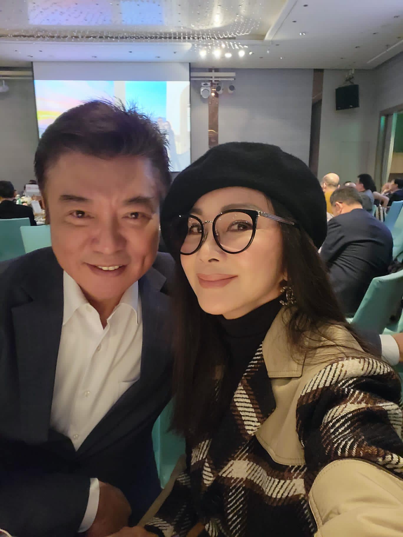 婚宴重逢老友！陳美鳳「驚喜同框瓊瑤小生」感情超熱絡　71歲趙樹海「鬢角斑白」淡出近況曝