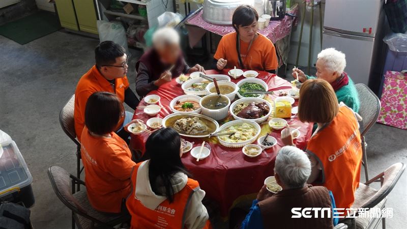 獨居寂寞難捱！8旬嬤堅持「睡客廳窗邊」聽人車聲　「無血緣子孫突找上門」陪吃圍爐飯：金歡喜～