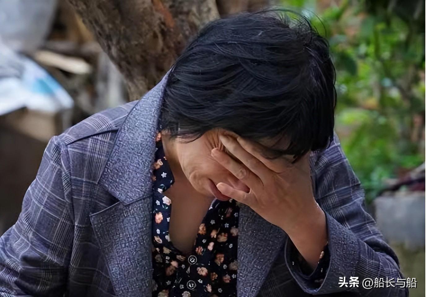 去女婿家過年！我和女兒「給親家14口人做飯」　上桌前「女婿指了指沙發」我心裡一陣刺痛