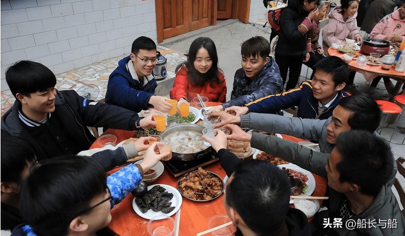 去女婿家過年！我和女兒「給親家14口人做飯」　上桌前「女婿指了指沙發」我心裡一陣刺痛
