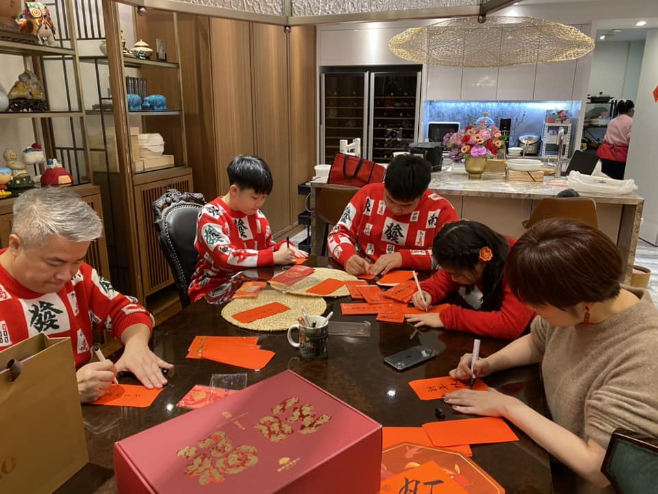 婆婆80大壽在除夕！郁方「換一種方式祝壽」親手寫祝福　為長輩添壽「見這一幕」心疼哭了