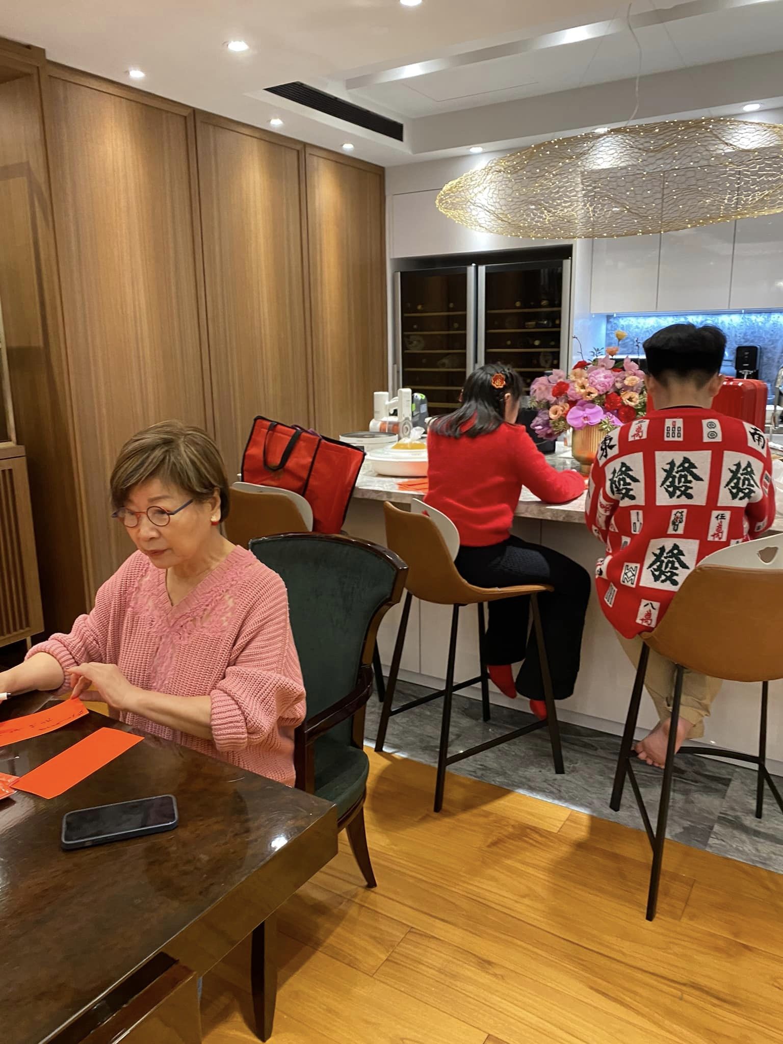 婆婆80大壽在除夕！郁方「換一種方式祝壽」親手寫祝福　為長輩添壽「見這一幕」心疼哭了