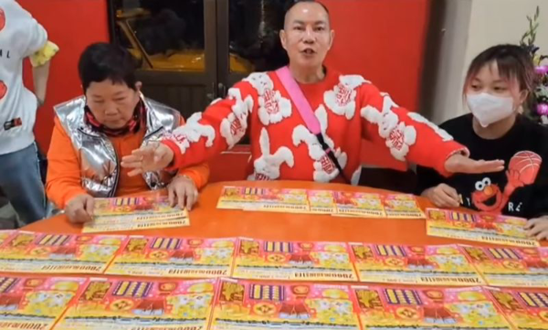重金拚手氣!他超闊氣「252萬買70本刮刮樂」 戰果出爐「靠媽媽加持」網友嗨翻了
