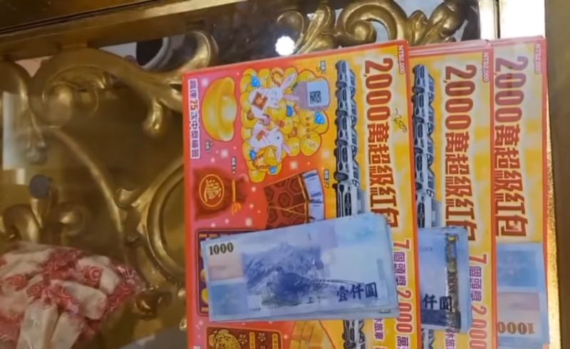重金拚手氣!他超闊氣「252萬買70本刮刮樂」 戰果出爐「靠媽媽加持」網友嗨翻了