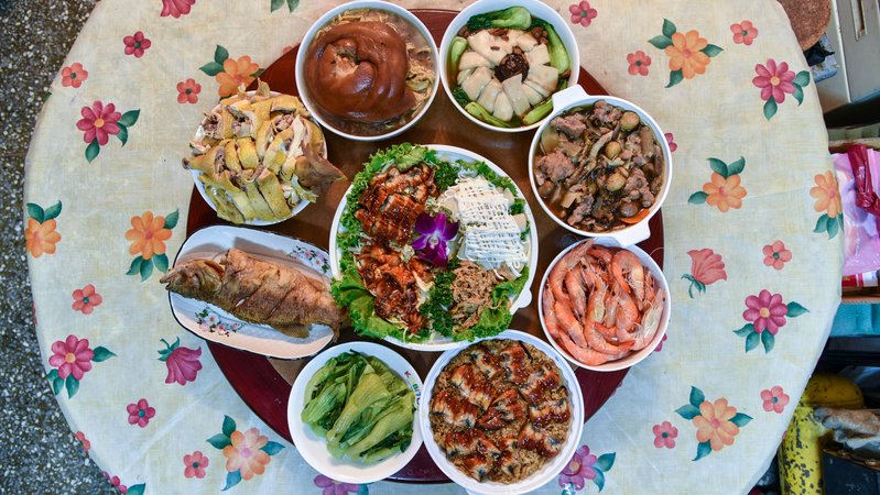 第一次去婆家過除夕！人妻做年夜飯「婆婆全程碎念」　她受不了「回嗆1句後逃離廚房」婆婆秒愣住