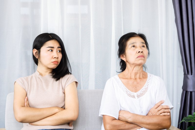 第一次去婆家過除夕！人妻做年夜飯「婆婆全程碎念」　她受不了「回嗆1句後逃離廚房」婆婆秒愣住