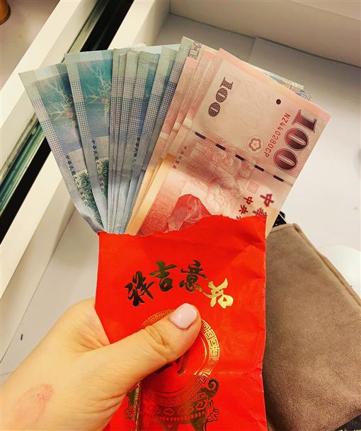 外送員過年「收到客人給的紅包」又驚又喜！　一打開「看裡面金額差點下跪」：要我倒立爬101也OK